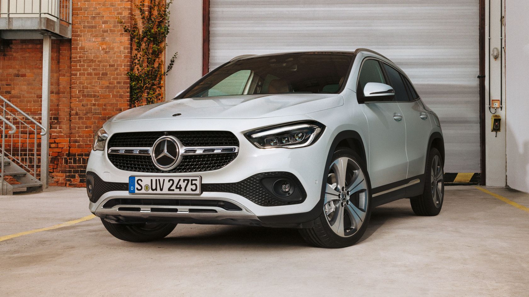 CAR-Avenue-Mercedes-Benz-GLA-SUV-01
