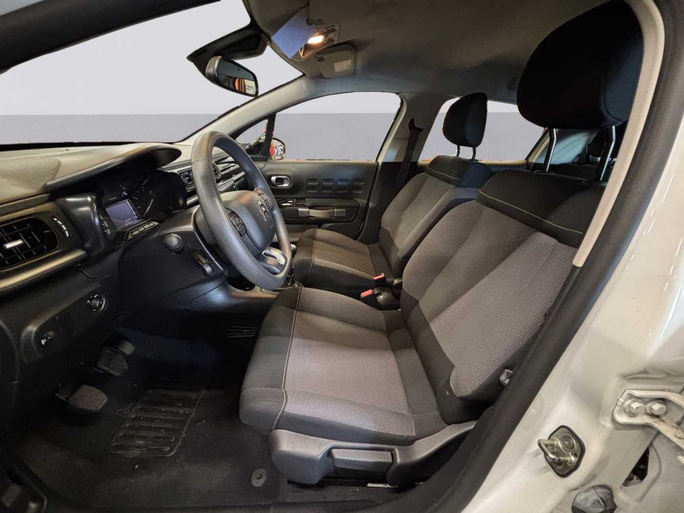 xxl_kfz111114454_vf7sxyhtumt560345_08_enter-driver-codriver.jpg