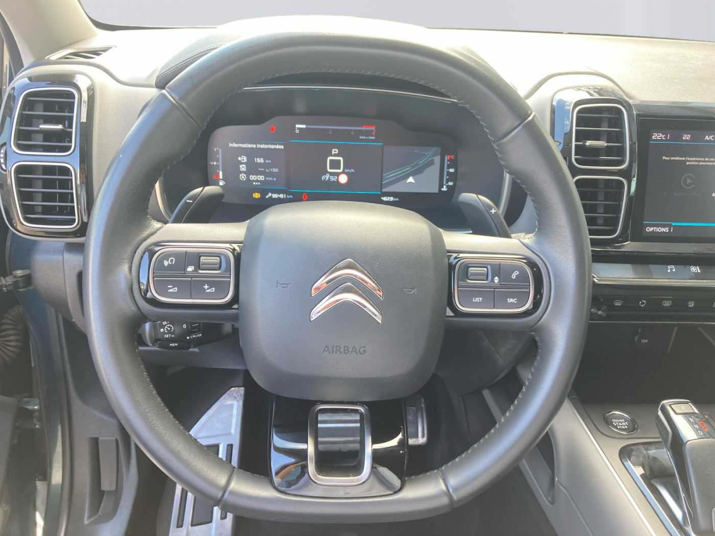 xxl_kfz111266390_ur7acyhzsnl008372_11_steering-wheel-driver.jpg