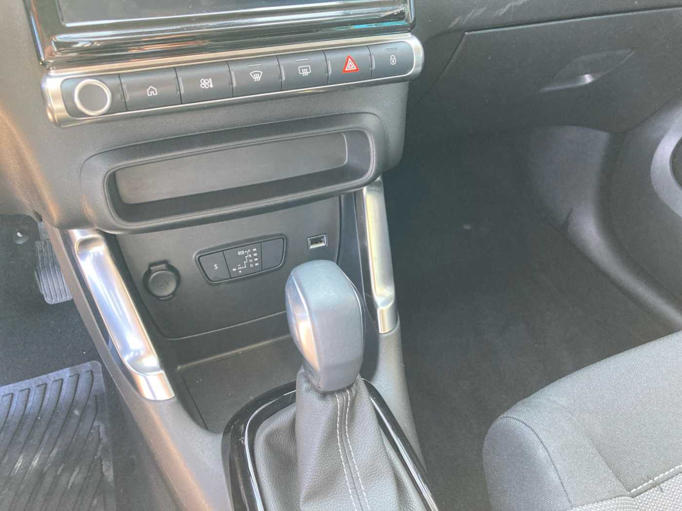 xxl_kfz111266460_vf72cyhxtm4347058_10_center-console-down.jpg