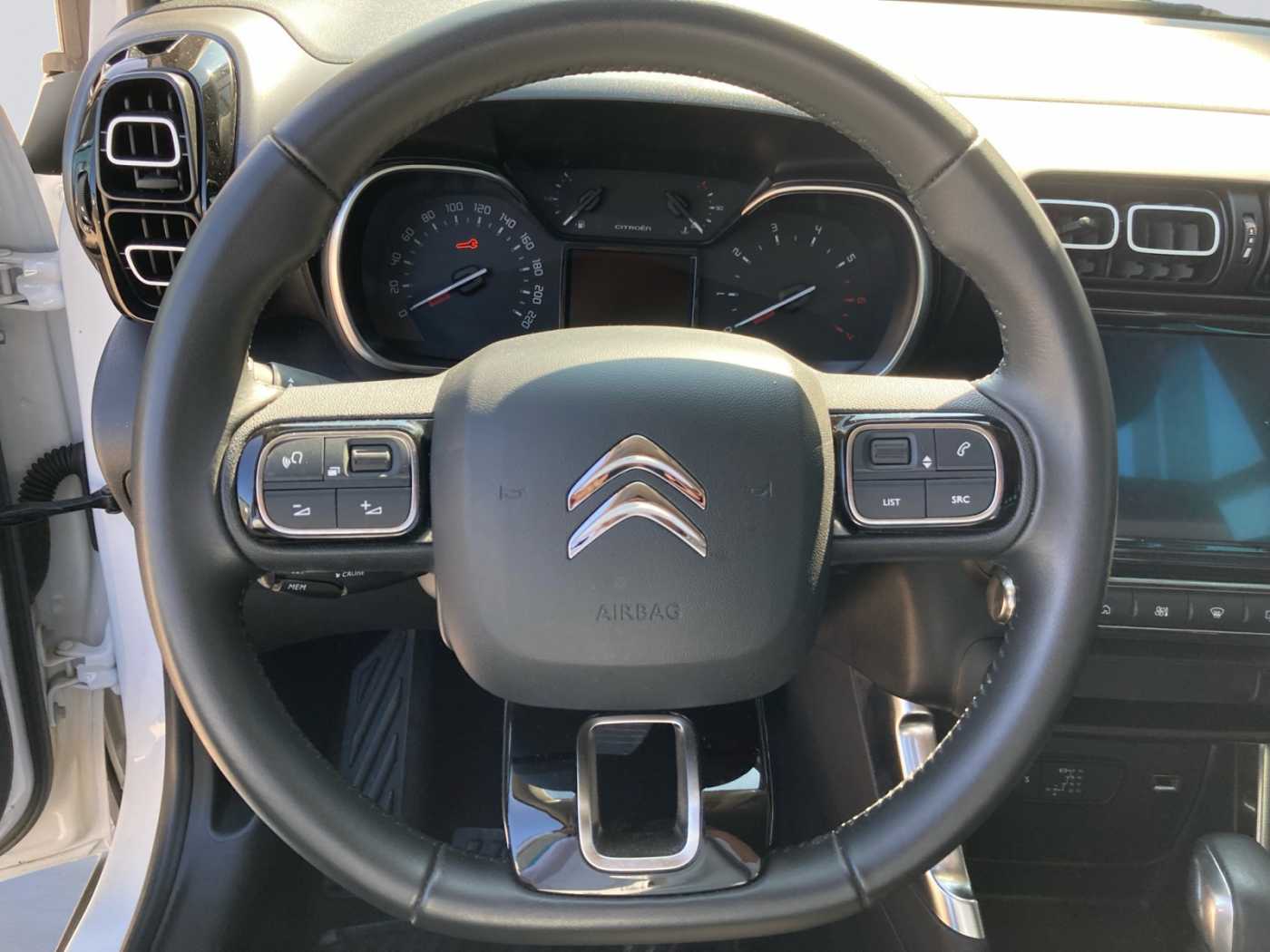 xxl_kfz111266460_vf72cyhxtm4347058_11_steering-wheel-driver.jpg