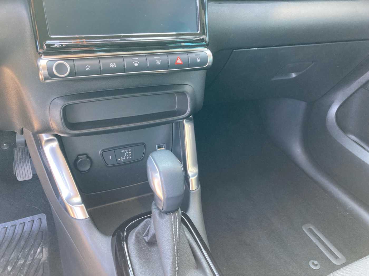 xxl_kfz111266466_vf72cyhx1m4244841_10_center-console-down.jpg