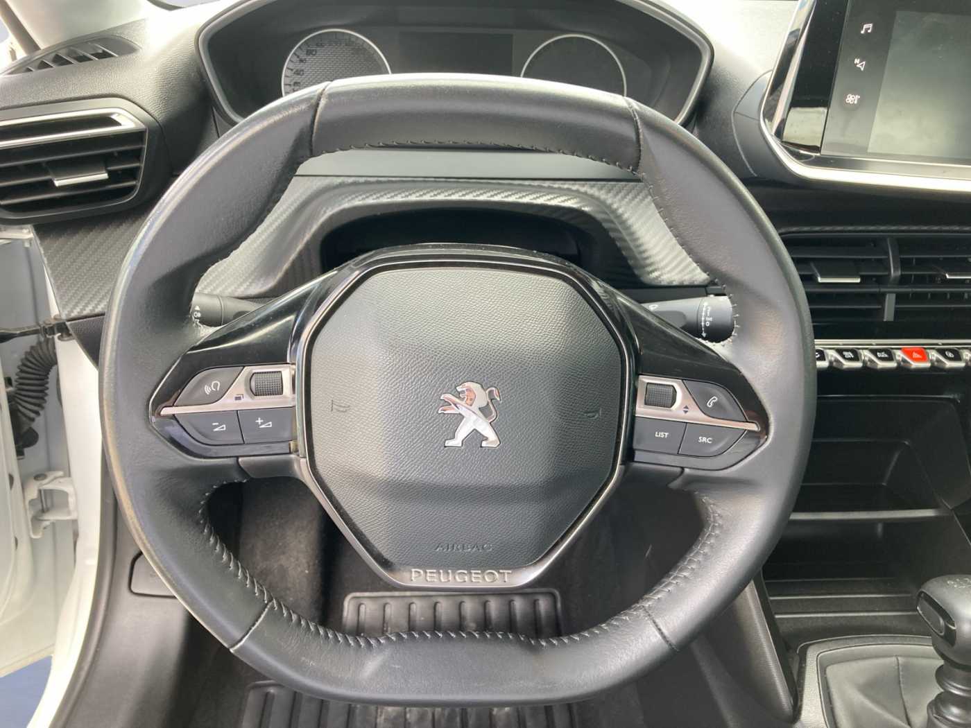 xxl_kfz111266472_vr3ubyhtkm5873530_11_steering-wheel-driver.jpg
