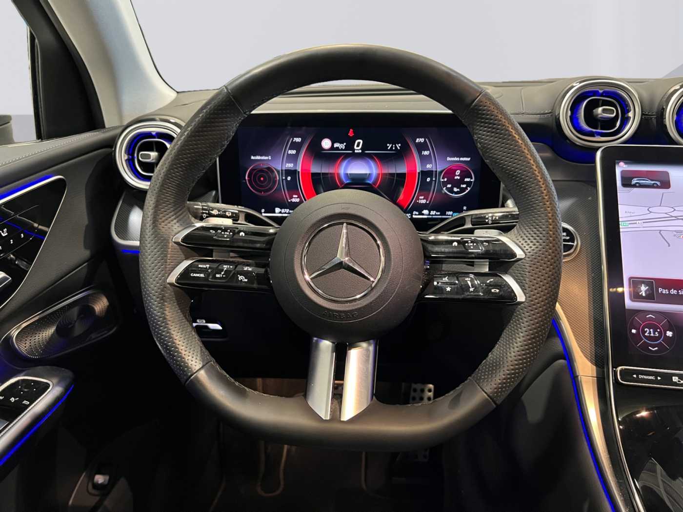 xxl_kfz111407274_w1nkm0kb3ru050059_11_steering-wheel-driver.jpg