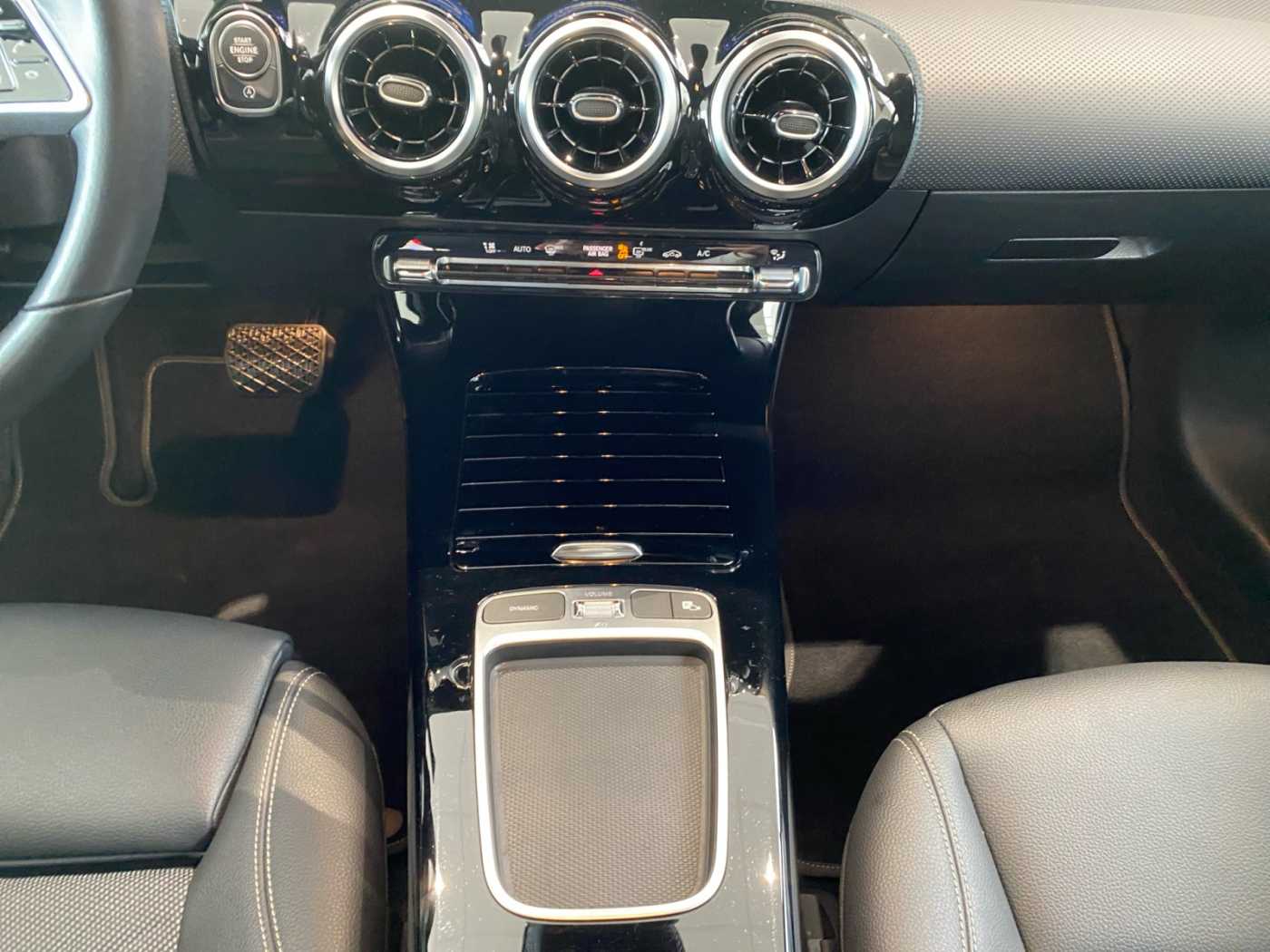 xxl_kfz111443847_w1k3f8eb1pn306386_10_center-console-down.jpg