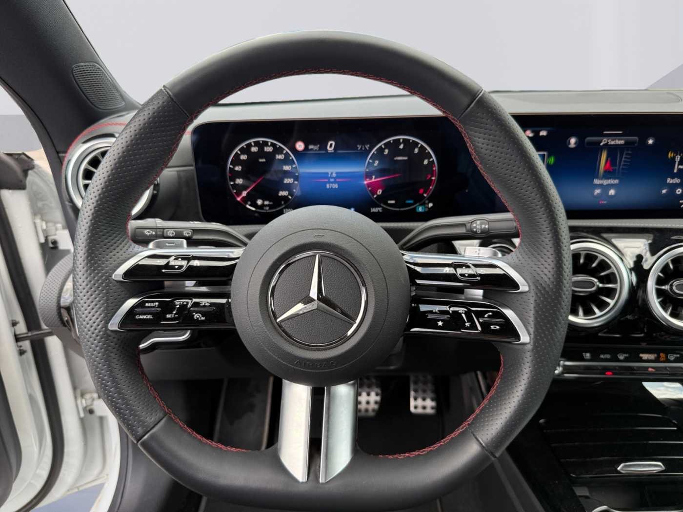 xxl_kfz111792916_w1k5m8hb6rn474720_11_steering-wheel-driver.jpg
