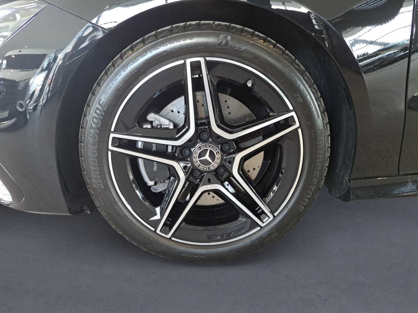 xxl_kfz111818201_w1k5j8hb6rn475746_13_rim-front-left.jpg