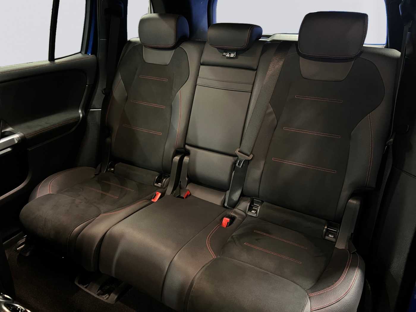 xxl_kfz111989609_w1n2476871w049009_12_rear-row-driver.jpg