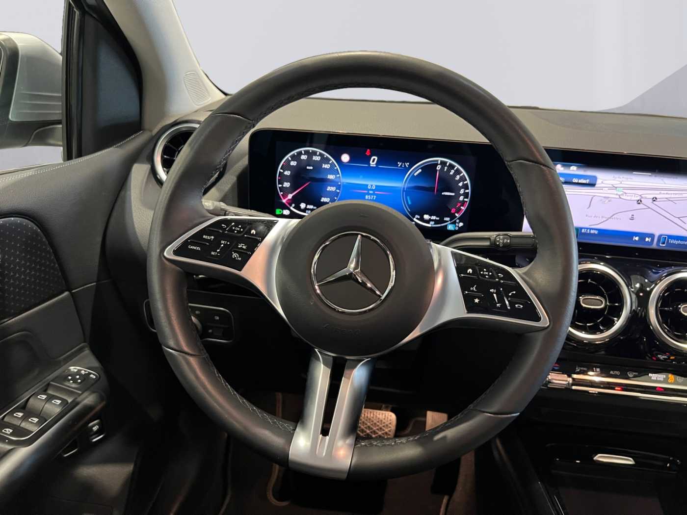 xxl_kfz111991039_w1k4f8fb3rj611208_11_steering-wheel-driver.jpg