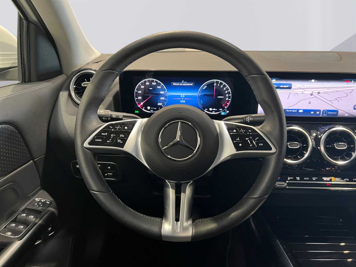 xxl_kfz111991050_w1n4n8fb0sj629368_11_steering-wheel-driver.jpg