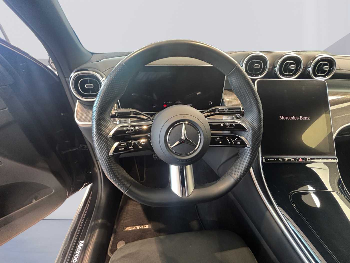 xxl_kfz112153638_w1nkj5gb6rf152023_11_steering-wheel-driver.jpg