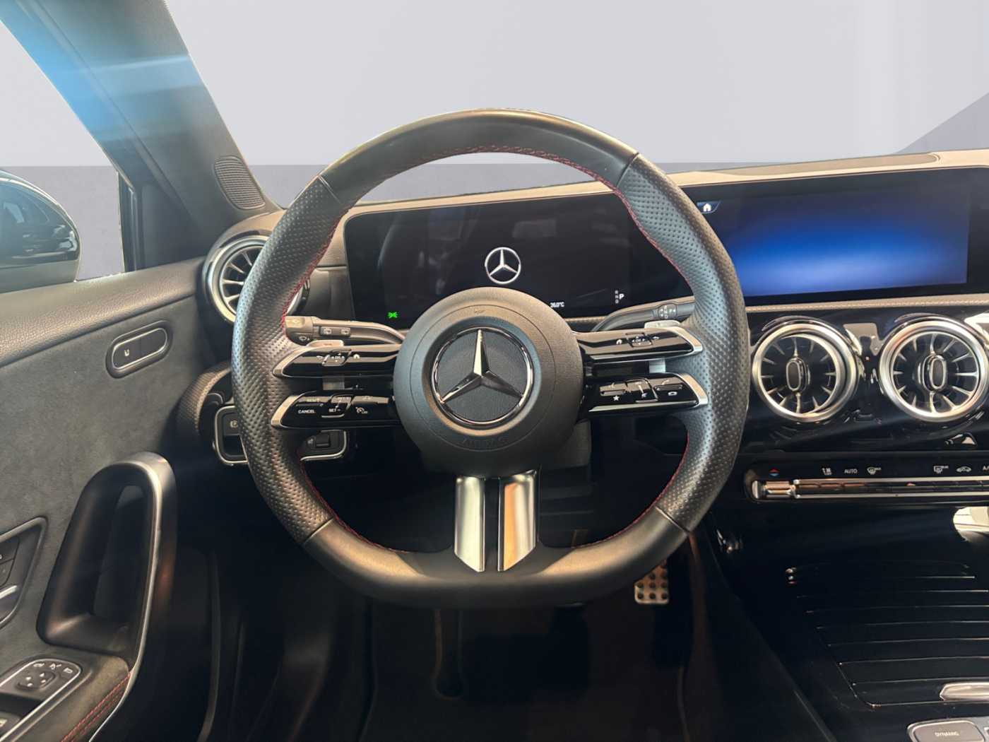 xxl_kfz112299639_w1k3f8eb3sj459143_11_steering-wheel-driver.jpg