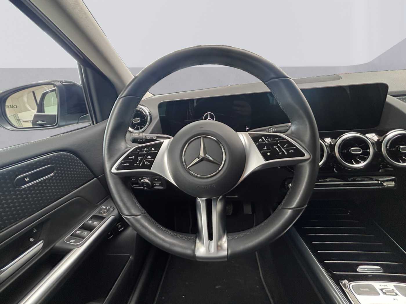 xxl_kfz112299647_w1k0f8fb80j62100k_11_steering-wheel-driver.jpg
