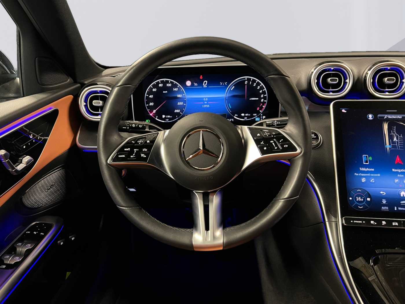 xxl_kfz112463200_w1kah5eb7rf153415_11_steering-wheel-driver.jpg