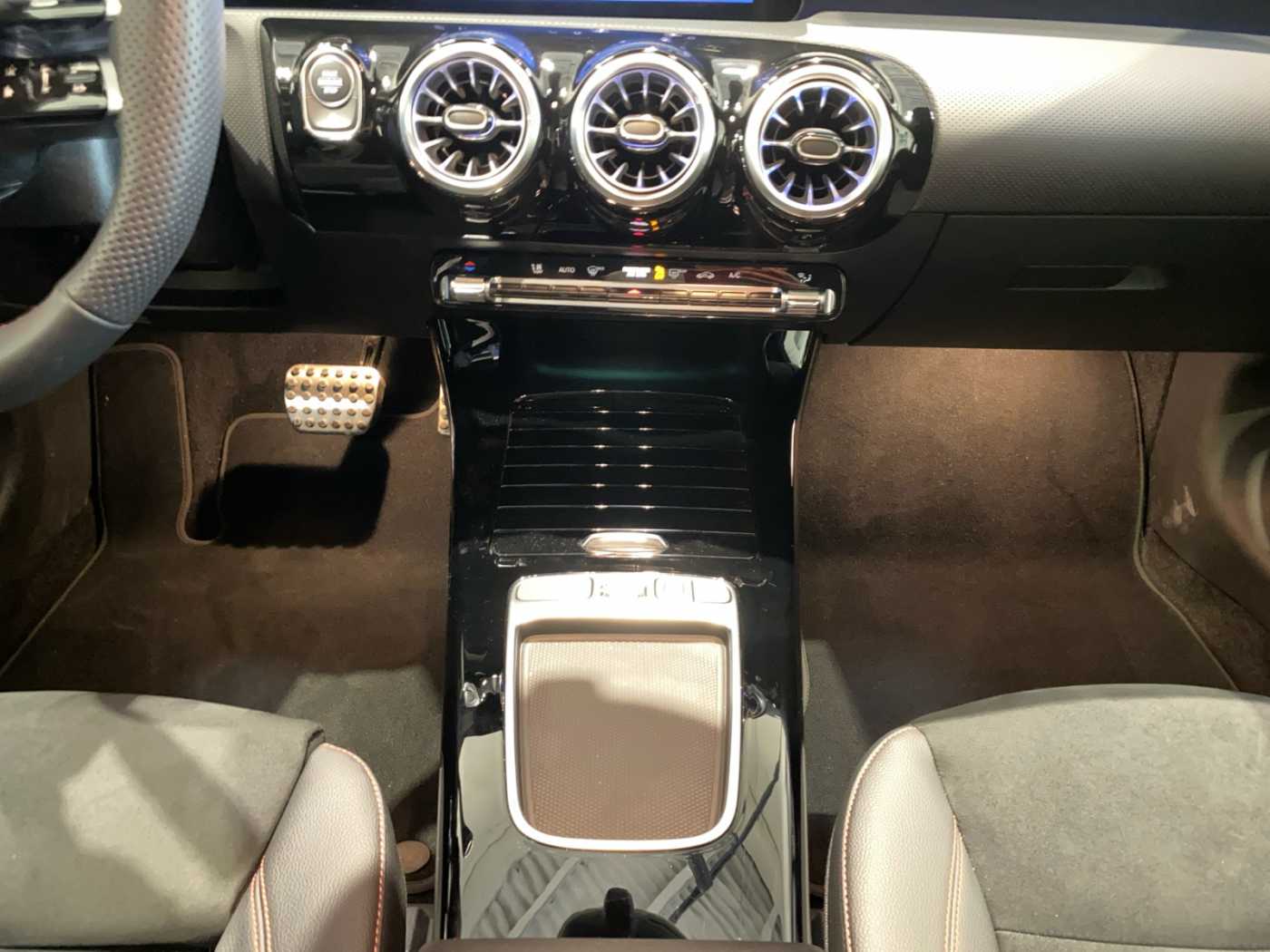 xxl_kfz112004566_w1k3f8eb1sj486907_10_center-console-down.jpg