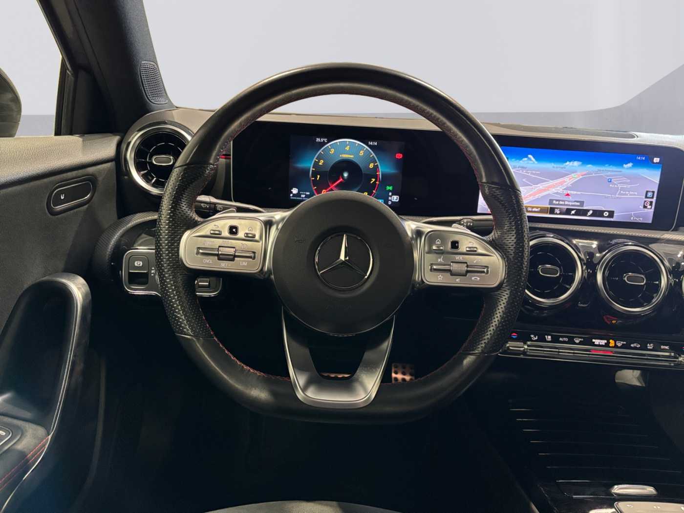 xxl_kfz112317429_wdd1770871n038011_11_steering-wheel-driver.jpg