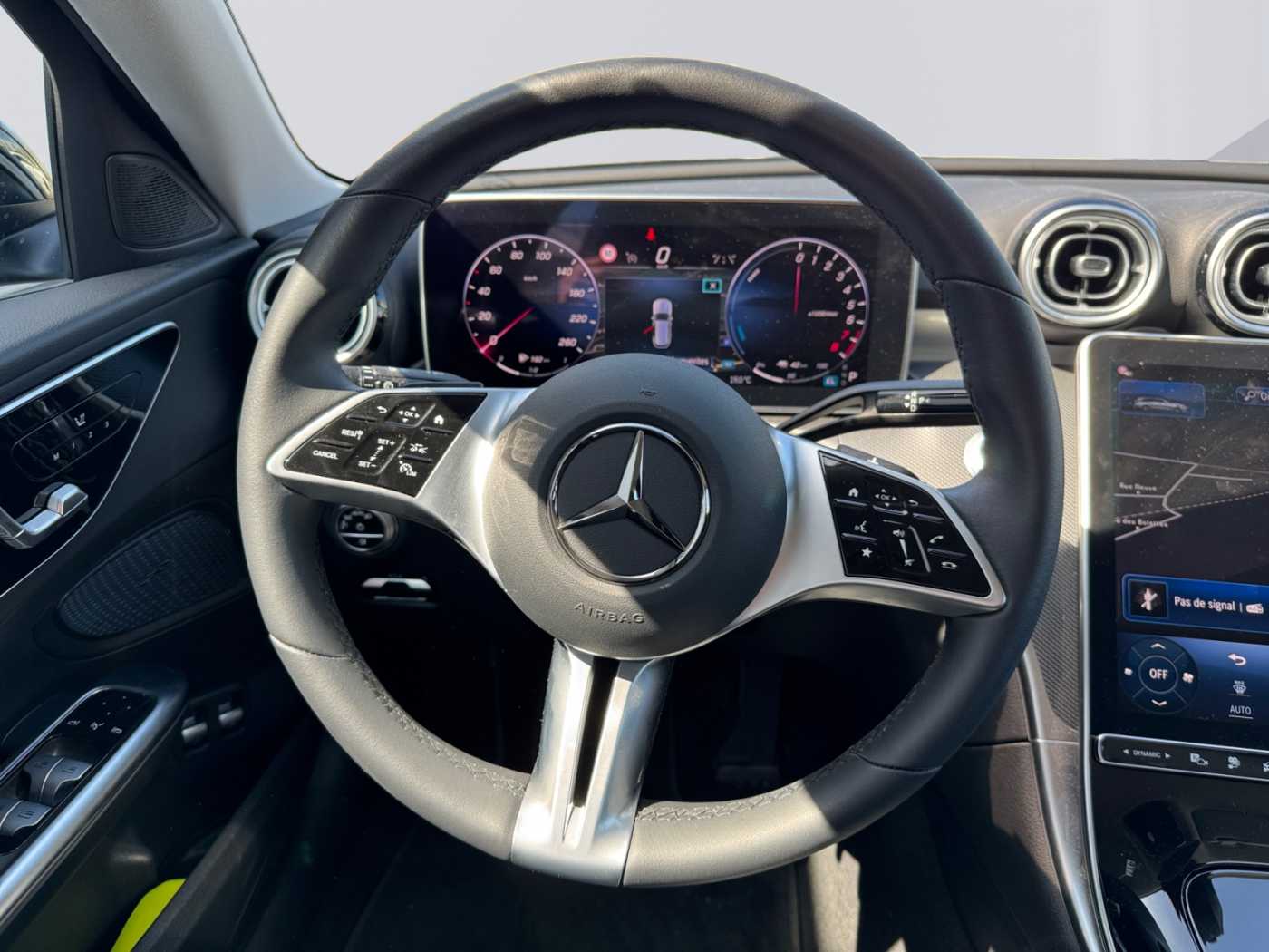 xxl_kfz112611925_w1kah5eb2rf159526_11_steering-wheel-driver.jpg