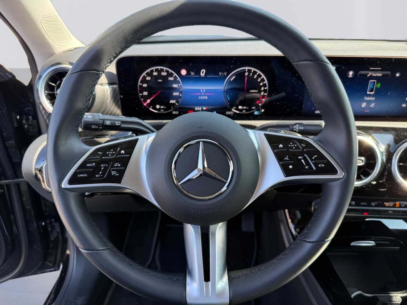 xxl_kfz112613020_w1k3f8fb9rj443473_11_steering-wheel-driver.jpg