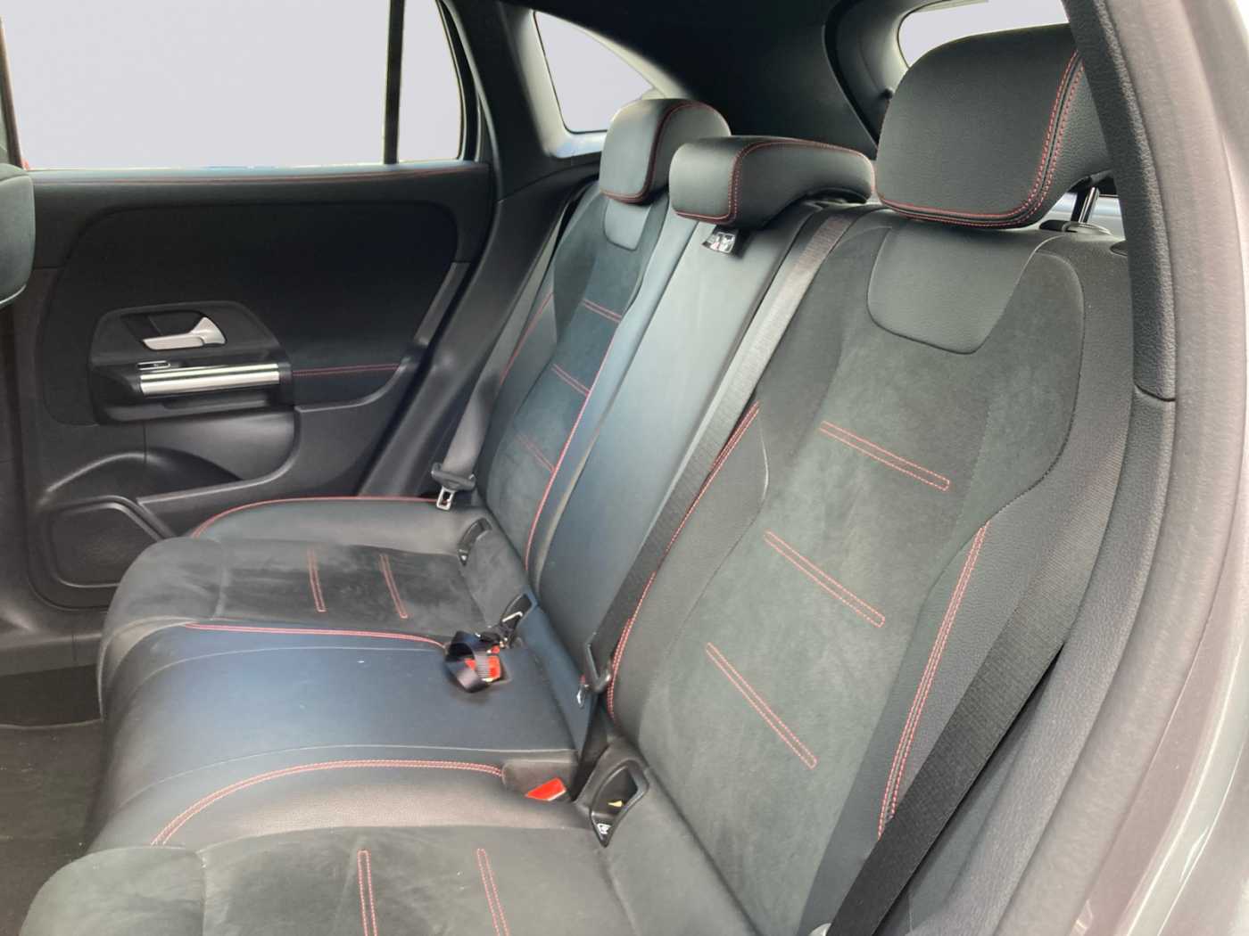 xxl_kfz112776370_w1n2477121j292926_12_rear-row-driver.jpg
