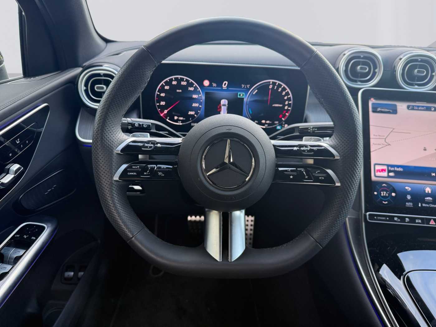 xxl_kfz112940673_w1nkm5gb1ru058313_11_steering-wheel-driver.jpg