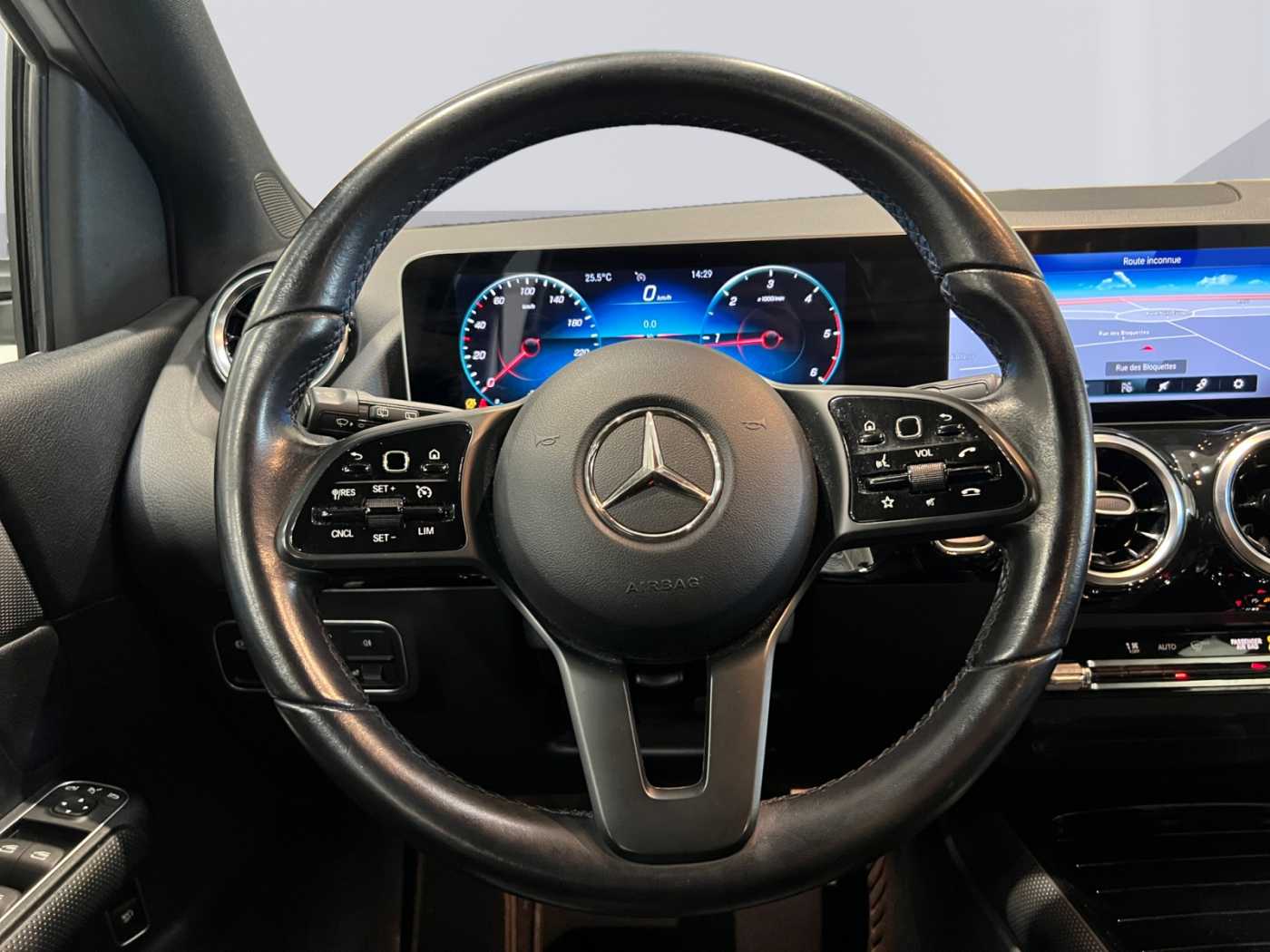 xxl_kfz113064922_w1k2470031j154226_11_steering-wheel-driver.jpg