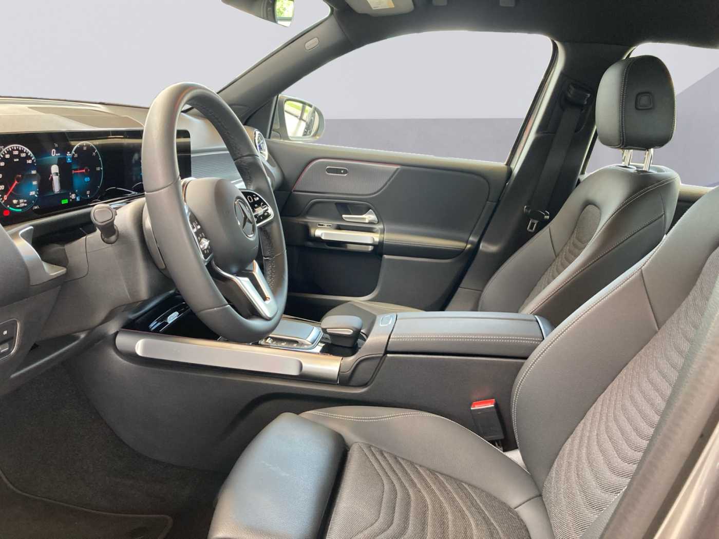 xxl_kfz113123738_w1n9m0bb9rn072530_08_enter-driver-codriver.jpg