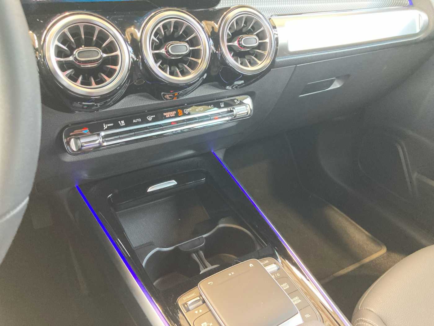 xxl_kfz113123738_w1n9m0bb9rn072530_10_center-console-down.jpg
