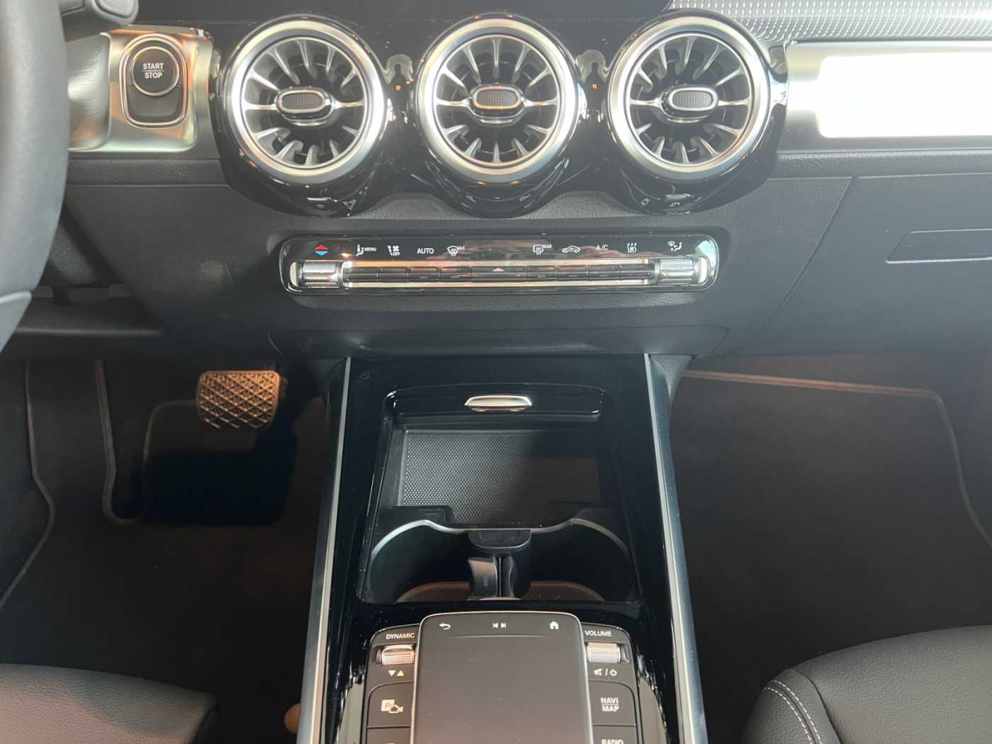xxl_kfz113126063_w1n9m0bb1rn075230_10_center-console-down.jpg