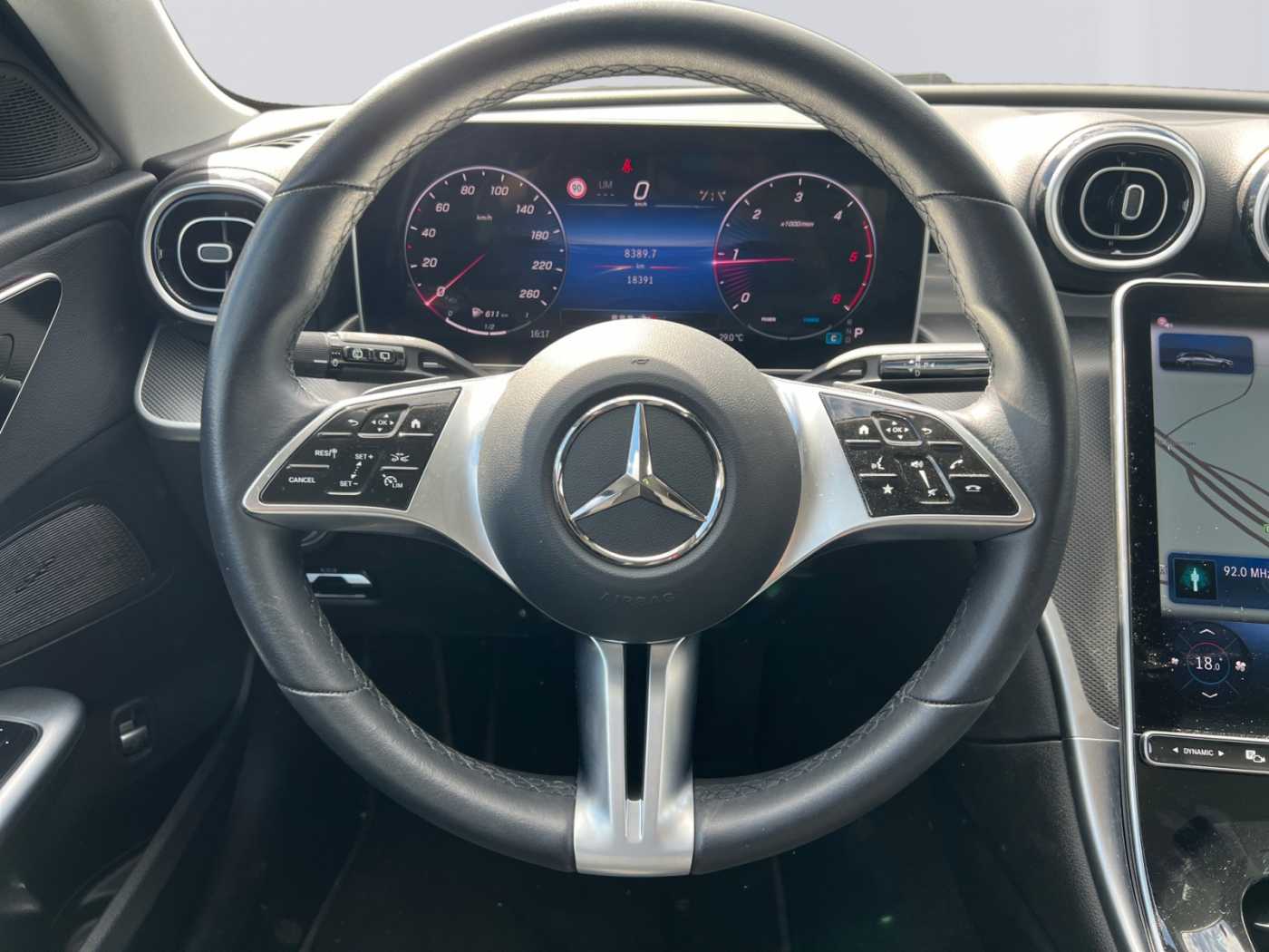 xxl_kfz112895060_w1kah0db5rf163476_11_steering-wheel-driver.jpg