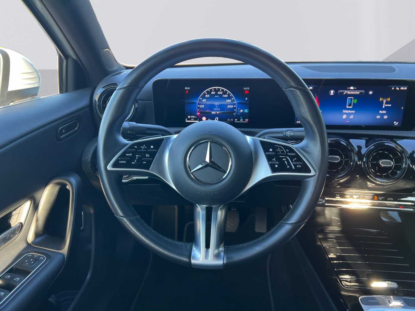 xxl_kfz113569201_w1k3g1abxpj424343_11_steering-wheel-driver.jpg