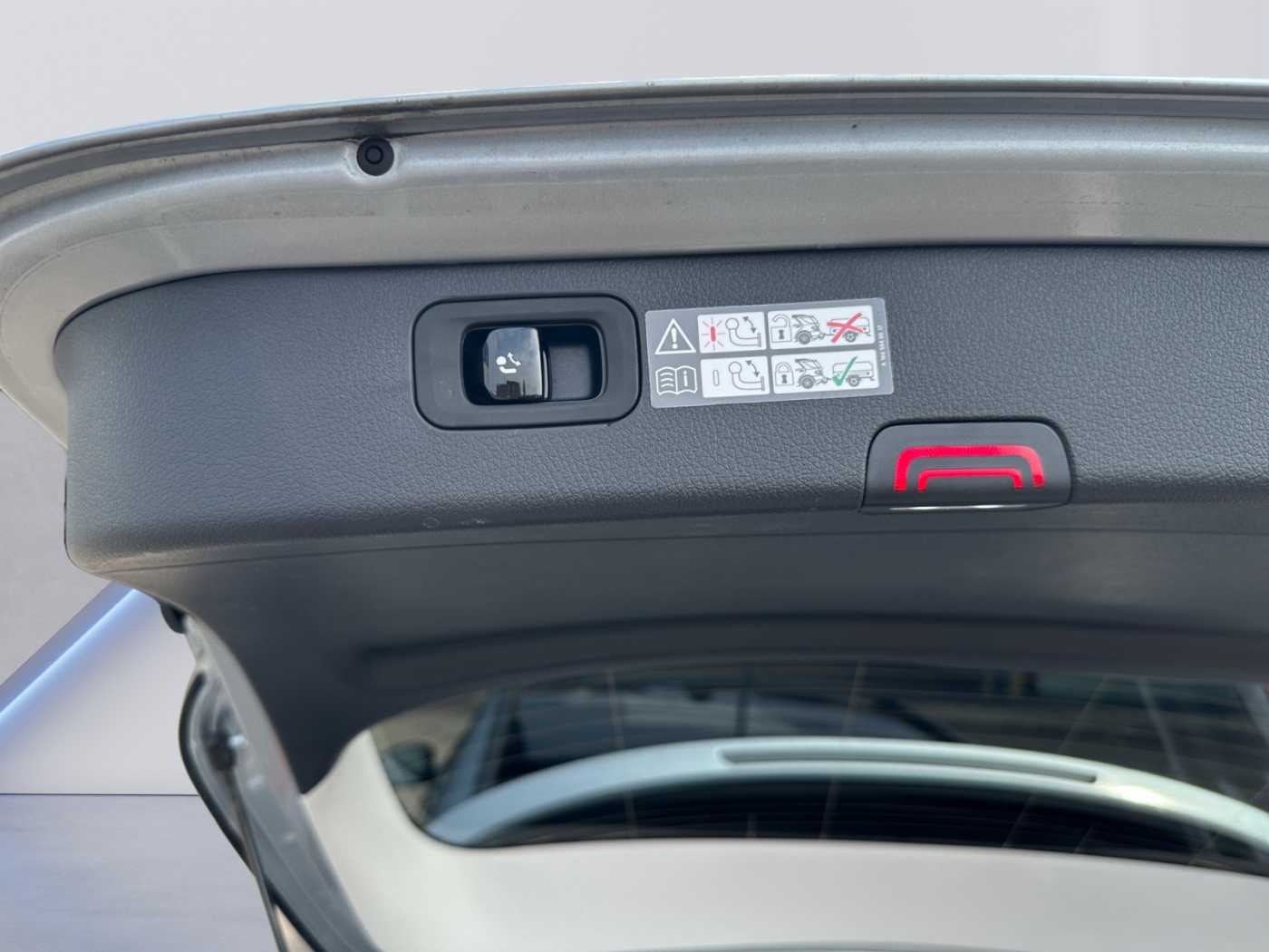 xxl_kfz113956099_w1kah0db6sf183340_12_rear-row-driver.jpg
