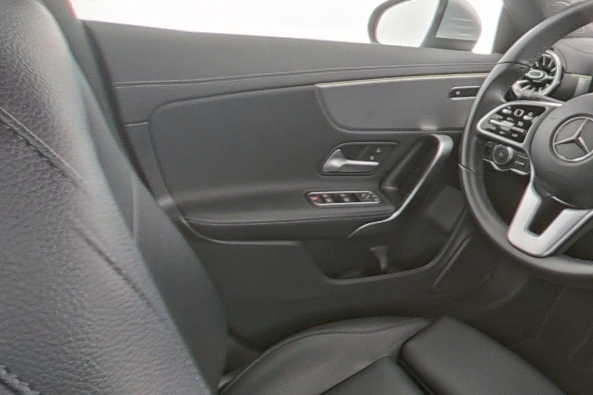 certified-alleur-mercedes-benz-cla-180-d-shooting-brake-business-solution-w1k1186101n271282-16-20260404053856.jpg